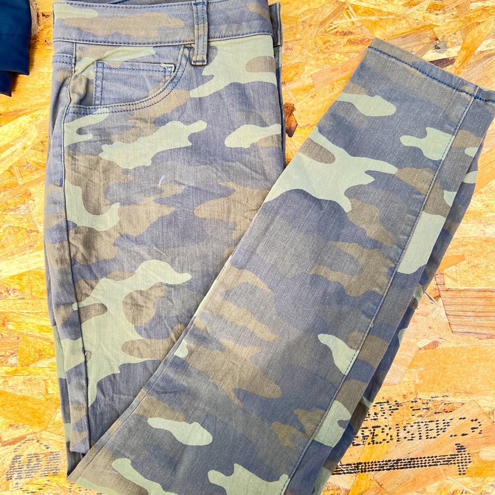 Brand New, never worn Camo Jeggings 15/33!